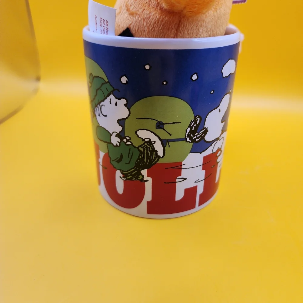 New- Christmas Peanuts Charlie Brown Plush in Coffee Cup - Picture 4 of 6